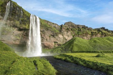 Seljalandsfoss en ünlü İzlandalı şelale