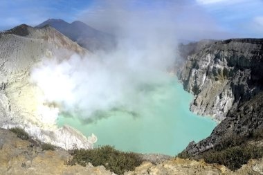Kawah Ijen volkanik, Endonezya, Doğu Java 'daki göl kraterinden sülfür dumanı