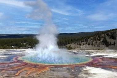 Grand Prismatic Spring, Yellowstone Ulusal Parkı, Wyoming, ABD 'deki en büyük kaplıcadır..