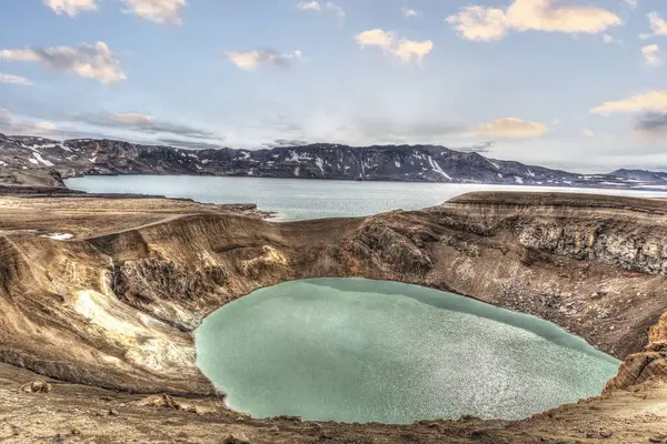 Askja, İzlanda 'da aktif bir volkandır. Arka planda Oskjuvatn Gölü