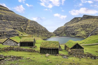 Saksun köyünün tipik yeşil çatılı evleri Faroe Adaları, Streymoy Adası, Danimarka, Avrupa.
