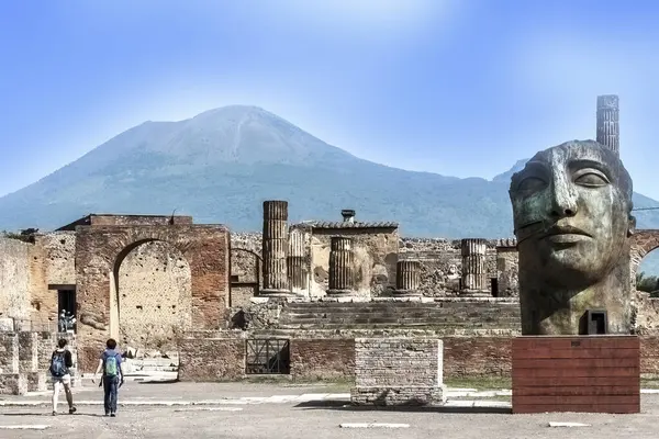 Pompeii kasabasının kalıntıları, 79 yılında Vezüv Dağı 'nın patlaması ile yok edildi. İtalya