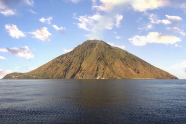 Kraterinin üzerinde hafif bir fümerol olan Stromboli volkanı. Sicilya, İtalya