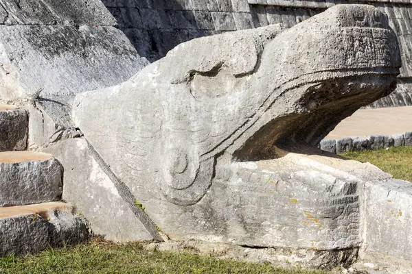 Tüylü yılanı temsil eden heykel, Maya tanrıçalarından biri, El Castillo 'nun büyük merdiveninin dibi. Meksika 'nın Yucatan eyaletindeki Chichen Itza arkeolojik bölgesi.