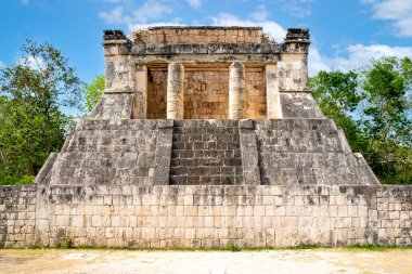 Arkeolojik alan. Büyük Balo Salonundaki Kuzey Tapınağı, Chichen Itza, Yucatan, Meksika