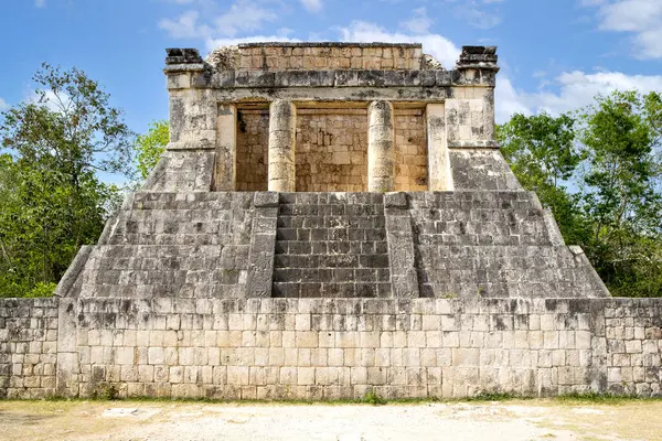Arkeolojik alan. Büyük Balo Salonundaki Kuzey Tapınağı, Chichen Itza, Yucatan, Meksika