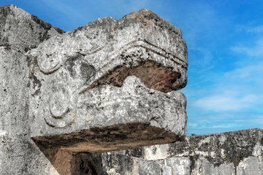 Tüylü yılanı temsil eden heykel, Maya tanrılarından biri. arkeolojik alan, Meksika