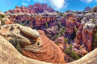 Utah, Canyonlands Ulusal Parkı 'ndaki Chesler Park Döngü Yolu' nun geniş açılı görüntüsü