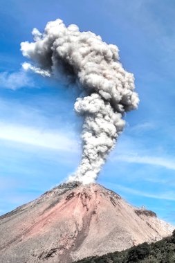 Santa Maria olarak da bilinen Santiaguito yanardağının patlaması; Guatemala 'da Xela olarak da bilinen Quetzaltenango kasabası. Orta Amerika