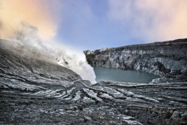  Kawah İjen asit gölü. Ijen volkanik ve sülfür madencilik grubuna ait. Endonezya, Java Adası