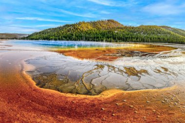 Grand Prismatic Spring, Yellowstone Ulusal Parkı, Wyoming, ABD 'deki en büyük kaplıcadır.