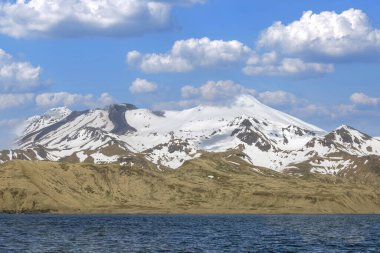 Büyük Sitkin Adası Alaska 'da bir volkanik adadır. Amerika Birleşik Devletleri