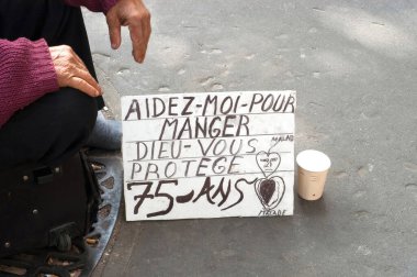Dilenci Paris 'te yardım istiyor. Fransa
