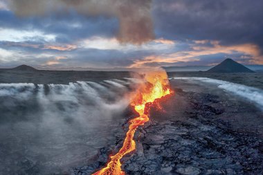 Reykjanes, İzlanda 'daki Fagradalsfall volkanik sisteminde fay ve fümeroller.