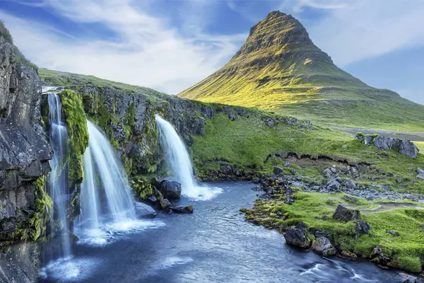 Kirkjulsfoss şelalesi ve Kirkjufell yanardağı yazın İzlanda, Avrupa.