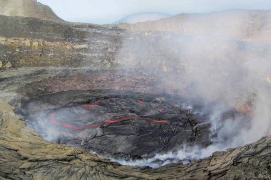 Büyük Rift Vadisi 'ndeki Erta Ale volkanı kraterinin dibinde erimiş magma Danakil Çölü, Etiyopya. Afrika