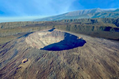 Fırının Zirvesi veya Piton de la Fournaise, Reunion Adası 'nın doğusunda, Hint Okyanusu' nun Fransız denizaşırı bölümü ve bölgesinde yer alan bir kalkan volkanıdır..