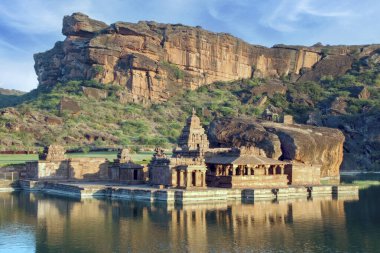 Shiva tapınağından Bhootnath grubu su tankının yanında, Badami, Karnataka, Hindistan