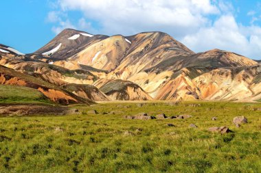 İzlanda manzarası. Landmannalaugar Ulusal Parkı 'ndaki volkanik dağlar ve lav tarlaları. İzlanda