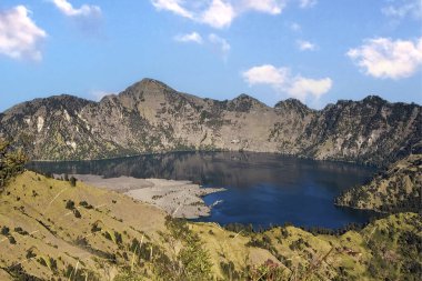 Segara Anak Krateri Gölü 'ndeki Lombok adasında bulunan Rinjani Dağı veya Gunung Barujari volkanı. Hepsi 1257 'de Samalas Dağı' nın patlaması sonucu oluşan kalderada. Endonezya