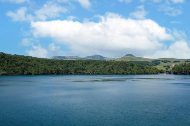 Lac Pavin, Fransa 'nın Puy-de-Dome bölgesinde Besse-en-Chandesse ve Super-Besse arasında yer alan bir volkanik göl. 6900 yaşındaki Fransa 'nın en genç yanardağıdır..