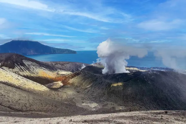 Dumanı tüten Anak Krakatoa volkanı. Endonezya