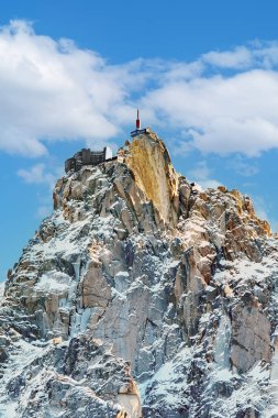 Aiguille du Midi, Fransız Alpleri 'nin Mont Blanc bölgesindeki 3842 metre yüksekliğindeki bir dağdır.. 