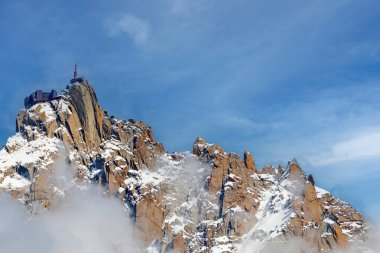 Aiguille du Midi, Fransız Alpleri 'nin Mont Blanc bölgesindeki 3842 metre yüksekliğindeki bir dağdır.. 