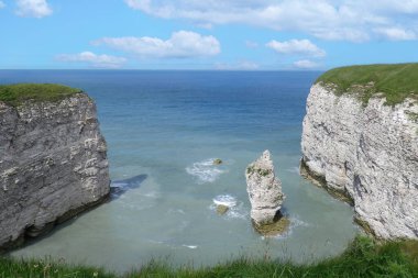 İngiltere 'de Kuzey Denizi' nin kuzeydoğu kıyısındaki Yorkshire 'daki Flamborough Head yakınlarında Thornwick Körfezi' nin kayalıkları..
