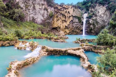 Güzel El Salto del Meco şelalesi, Huasteca Potosina, San Luis Potosi, Meksika