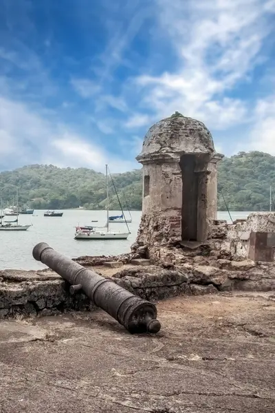 Stock image Old Spanish cannon in the ruins of the Santiago fortress, overlooking the Caribbean Sea in Portobelo, Panama, Central America.