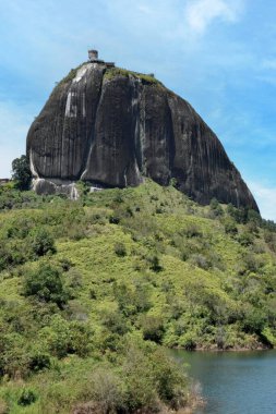 El Penon de Guatape, Guatape Kayası, Antioquia Departmanı, Kolombiya