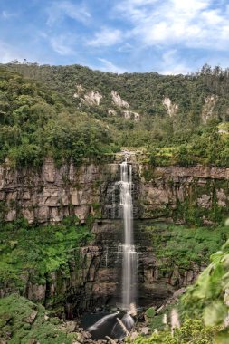 Bogota nehri tarafından beslenen Salto de Tequendama şelalesi, Kolombiya, 