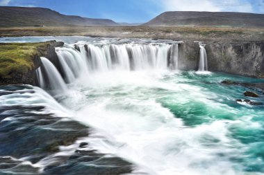 İzlanda 'daki Godafoss şelalesinin çizimi