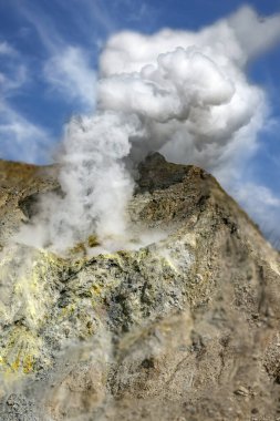 Papandayan Dağı stratovolcano, Java, Endonezya 'daki bir kraterden duman yükseliyor..