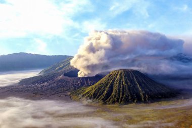 Endonezya 'nın Java adasındaki İmparatorluk Kalderası. Sisin içinde, aktif Bromo volkanı. Bromo-Tengger-Semeru Ulusal Parkı