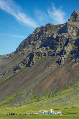 Dağların eteğinde küçük bir tarım çiftliği. İzlanda. fotoğraf yukarıdan çekildi.