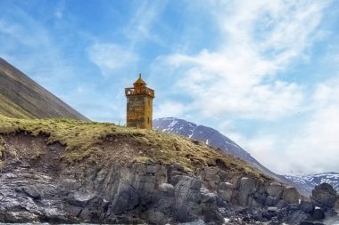 Selvkurnef deniz feneri Nordurland vestra bölgesinde Siglufjordur fiyordunda yer almaktadır. Kuzey İzlanda