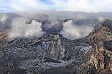 Naka Dağı aktif krater gölü, Aso Dağı, Kyushu, Japonya