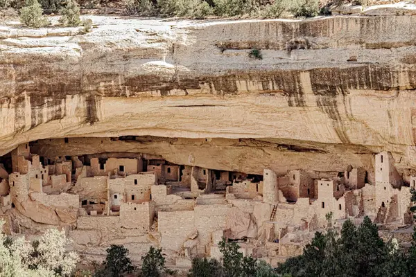 Mesa Verde, Colorado, 700 yıl önce Anasazi tarafından inşa edilmiş uçurum evleri olan antik bir site. Kayalıklardaki bu iyi korunmuş taş yapılar, ataları Puebloan 'ların yaşamına ve mimari becerilerine bir göz atma fırsatı sunuyor.
