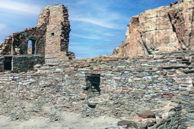 New Mexico 'daki Chaco Kanyonu, Anasazi için bir kültürel ve törensel merkezdi. Astronomik olaylarla uyumlu, gelişmiş antik Amerikan medeniyetini gösteren, dikkate değer taş mimarisine sahip bir merkez.