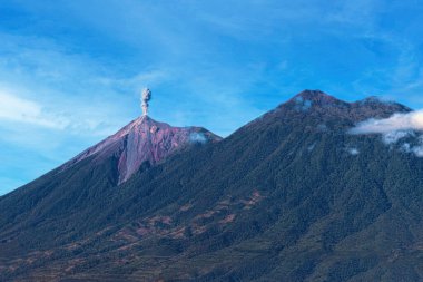 Guatemala, Fuego volkanı patlıyor ve fotoğrafta sağda Acatenango var. Antigua şehri Guatemala