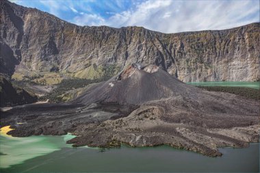 1257 yılında, Endonezya 'nın Lombok adasında bir volkan olan Samalas' ta felaket bir patlama meydana geldi. Arkasında Segara Anak Gölü 'nü barındıran büyük bir kaldera bıraktı. Sonraki volkanik aktivite Caldera 'da özellikle Ba olmak üzere başka volkanik merkezler yarattı.