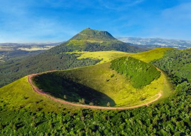 Ön planda, Puy Pariou ve arka planda Puy de Dome, Fransa 'nın Puy-de-Dome bölgesinde sönmüş volkanlar.. 
