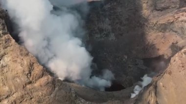 Volkan Vezüv kraterinin fümerollerin kaçtığı yakın plan görüntüsü. Napoli, İtalya