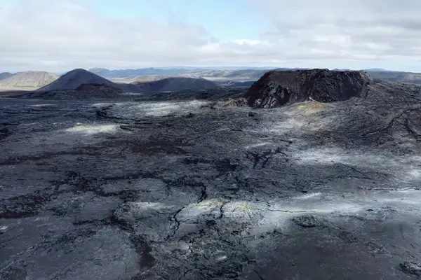 İzlanda 'daki Reykjanes yarımadasındaki Fagradalsfall volkanik sisteminin genel görünümü.