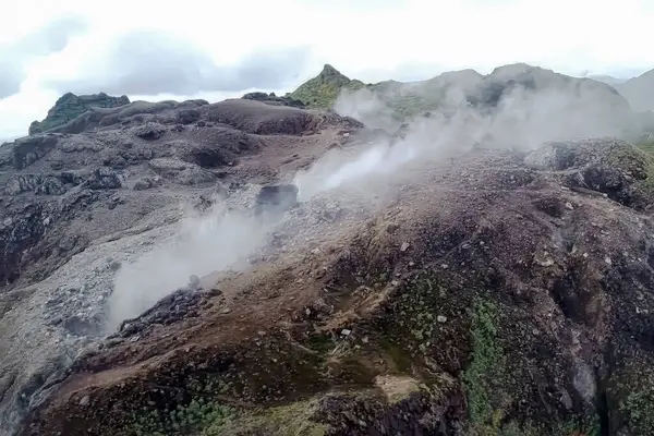 Basse-Terre, Guadeloupe adasındaki La Soufriere ya da Grande Soufriere volkanlarında meroller.