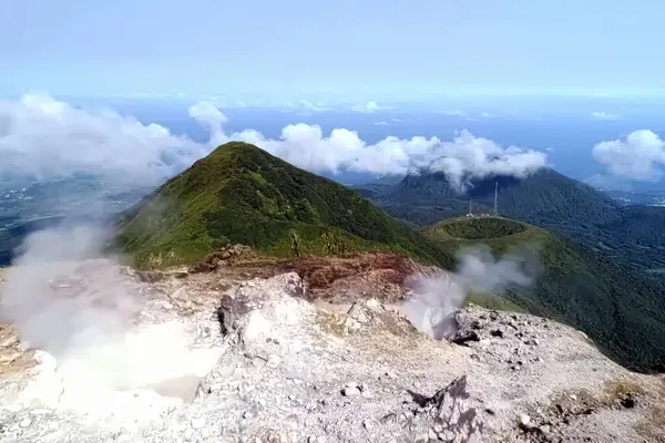 Basse-Terre, Guadeloupe adasındaki La Soufriere volkanı ya da Grande Soufriere