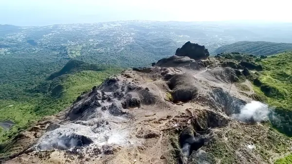 Basse-Terre, Guadeloupe adasındaki La Soufriere volkanı ya da Grande Soufriere