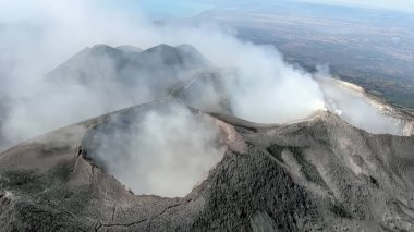 Etna volkanik patlamaların hava görüntüsü duman püskürtüyor.